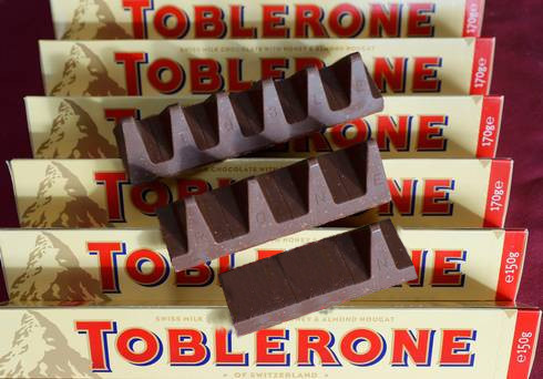 Van boven naar beneden: de standaard Toblerone, de Brexit Toblerone en de Trump Toblerone